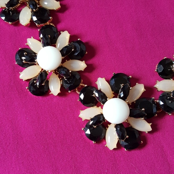 HP❤️ Black floral statement necklace NEW - Picture 2 of 5